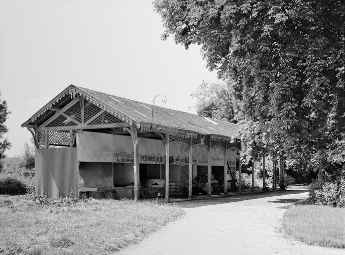 Ancien promenoir avec boutiques. © Région Bourgogne-Franche-Comté, Inventaire du patrimoine Ancien promenoir avec boutiques. © Région Bourgogne-Franche-Comté, Inventaire du patrimoine