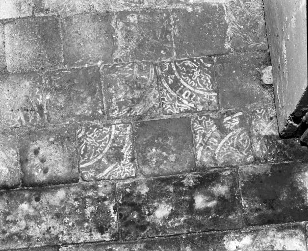 Carreaux de pavement de la chapelle seigneuriale © Région Bourgogne-Franche-Comté, Inventaire du patrimoine