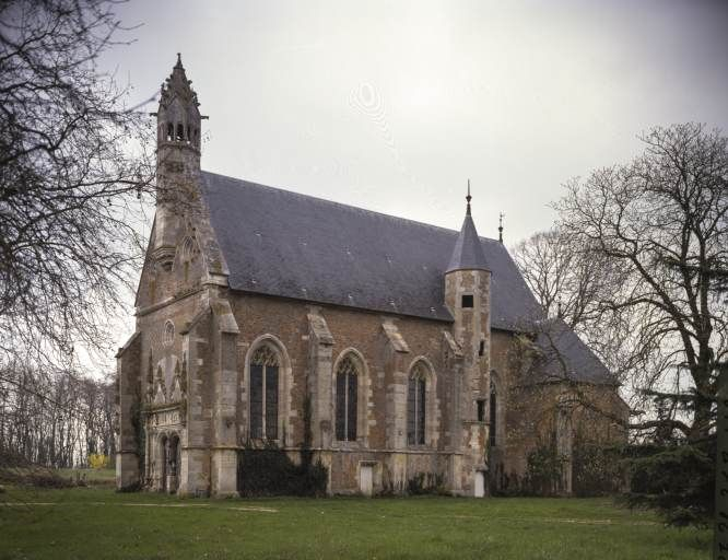 Chapelle de l'ancien château, vue d'ensemble de trois-quarts droit. © Région Bourgogne-Franche-Comté, Inventaire du patrimoine