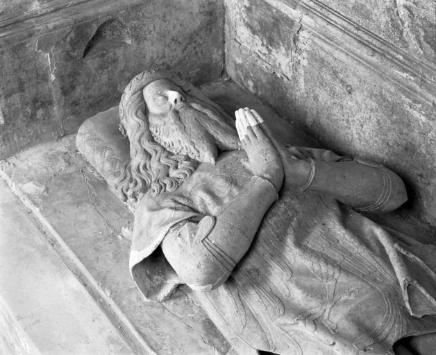 Détail du gisant à mi-corps © Région Bourgogne-Franche-Comté, Inventaire du patrimoine