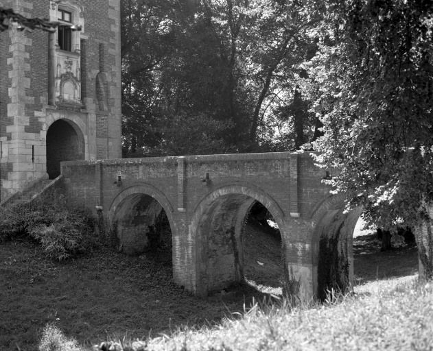 Pont dormant remplaçant l'ancien pont-levis. © Région Bourgogne-Franche-Comté, Inventaire du patrimoine