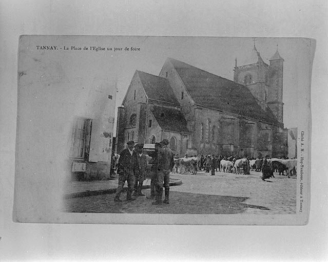 Place de l'Eglise un jour de foire. Carte postale ancienne s.d. © Région Bourgogne-Franche-Comté, Inventaire du patrimoine