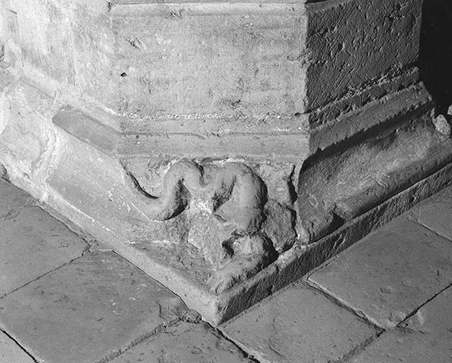 Travée sous clocher : base du pilier gauche de l'arc-diaphragme, décor côté clocher. © Région Bourgogne-Franche-Comté, Inventaire du patrimoine