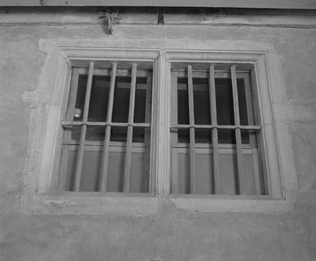 Fenêtre de la petite sacristie, vue prise côté cour. © Région Bourgogne-Franche-Comté, Inventaire du patrimoine