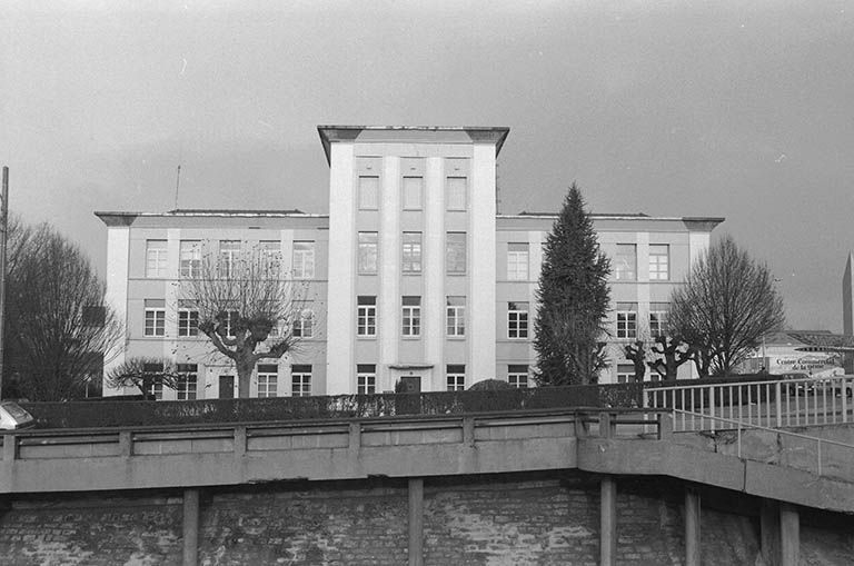 Façade antérieure de l'école de garçons de la 9ème écluse, actuel siège de la Direction Départementale de l'Equipement. © Région Bourgogne-Franche-Comté, Inventaire du patrimoine