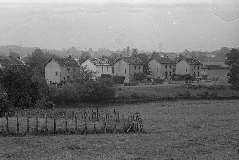 Bâtiments à un seul logement construits en 1933-35 rue Gabriel Desfontaines, vus depuis les écuries du Château Perrusson (au nord). © Région Bourgogne-Franche-Comté, Inventaire du patrimoine