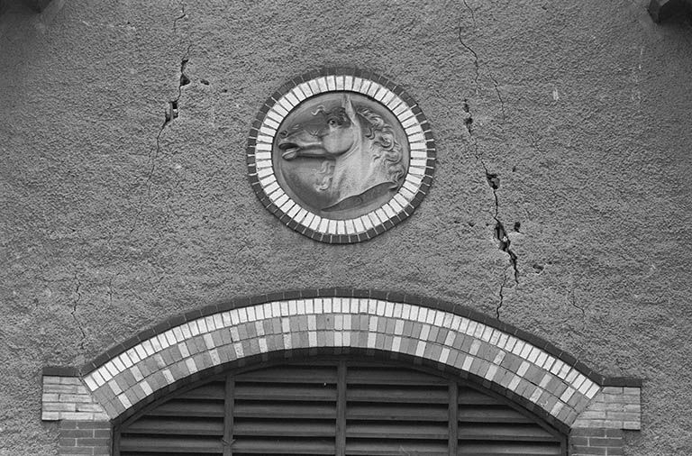 Médaillon à tête de cheval du céramiste Noël Ruffier. © Région Bourgogne-Franche-Comté, Inventaire du patrimoine Médaillon à tête de cheval du céramiste Noël Ruffier. © Région Bourgogne-Franche-Comté, Inventaire du patrimoine