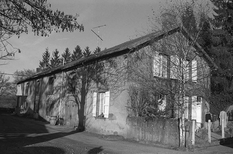 Ecuries et logement, vus depuis le canal. © Région Bourgogne-Franche-Comté, Inventaire du patrimoine