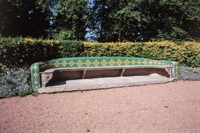 Parc thermal : vue de trois-quart gauche d'un banc courbe. © Région Bourgogne-Franche-Comté, Inventaire du patrimoine