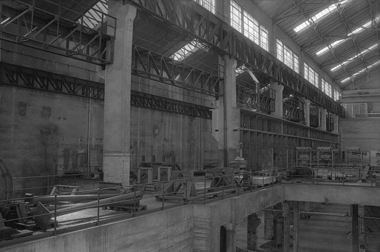 Le bâtiment des pompes vu depuis la salle des machines (ancienne plate-forme des turboalternateurs). © Région Bourgogne-Franche-Comté, Inventaire du patrimoine