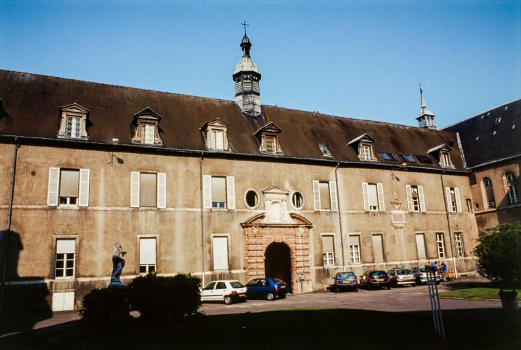 Passage couvert du batiment situé entre les deux cours sud. © Région Bourgogne-Franche-Comté, Inventaire du patrimoine