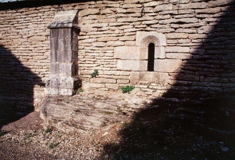 Contrefort et baie de l'élévation est de la salle voûtée. © Région Bourgogne-Franche-Comté, Inventaire du patrimoine