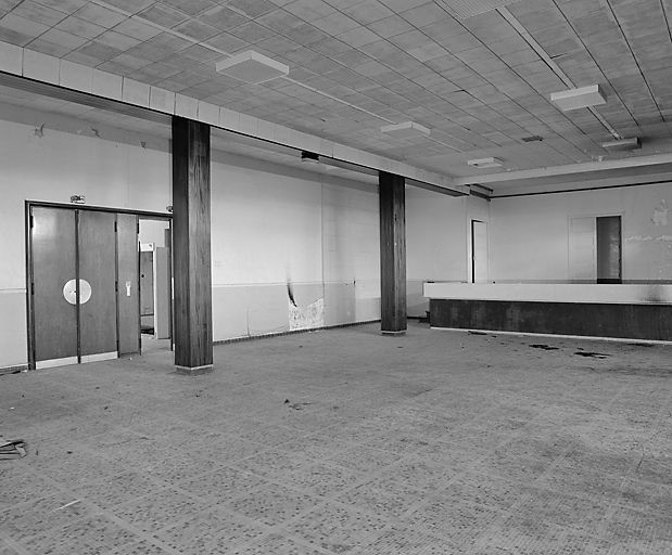 Aile ouest, extrémité ouest, salle de conférence et de spectacles située à l'étage de soubassement. © Région Bourgogne-Franche-Comté, Inventaire du patrimoine