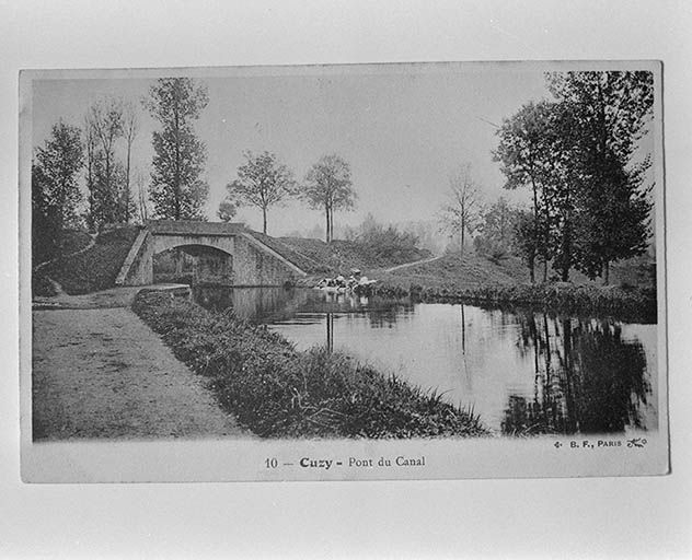 Vue d'ensemble prise du sud. Carte postale ancienne, édit. B. F. Paris. Oblitération datée mars 1905. © Région Bourgogne-Franche-Comté, Inventaire du patrimoine