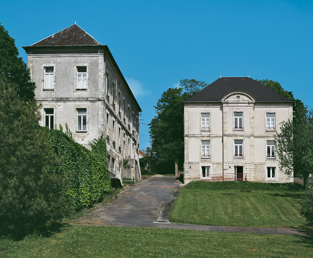 Vue générale du bâtiment principal et d'un bâtiment de soin. © Région Bourgogne-Franche-Comté, Inventaire du patrimoine