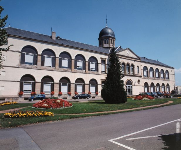 Vue de la façade principale de trois-quarts. © Région Bourgogne-Franche-Comté, Inventaire du patrimoine