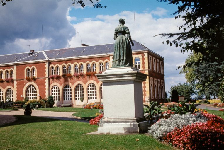 Aile droite et statue de la marquise d'Aligre. © Région Bourgogne-Franche-Comté, Inventaire du patrimoine Aile droite et statue de la marquise d'Aligre. © Région Bourgogne-Franche-Comté, Inventaire du patrimoine