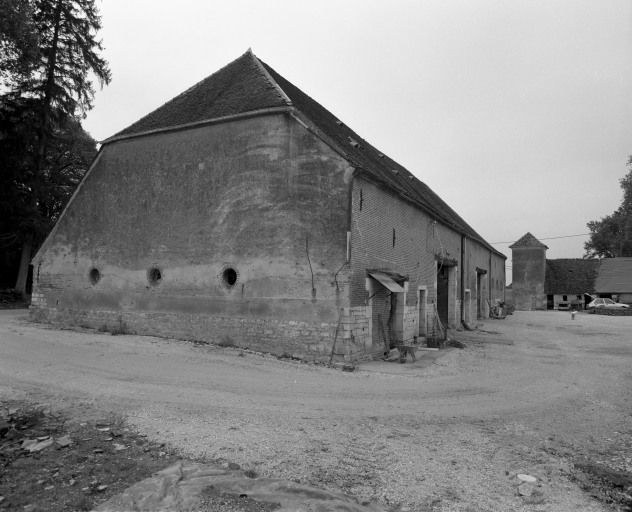 Elévations sud et est du grand bâtiment de dépendances. © Région Bourgogne-Franche-Comté, Inventaire du patrimoine