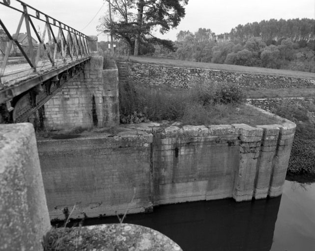 écluse barrage mobile maison © Région Bourgogne-Franche-Comté, Inventaire du patrimoine  écluse barrage mobile maison © Région Bourgogne-Franche-Comté, Inventaire du patrimoine