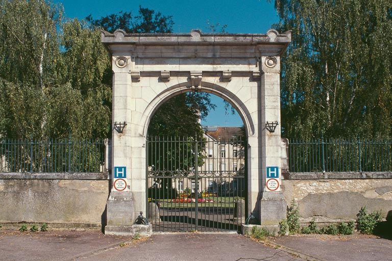 Portail d'entrée. © Région Bourgogne-Franche-Comté, Inventaire du patrimoine