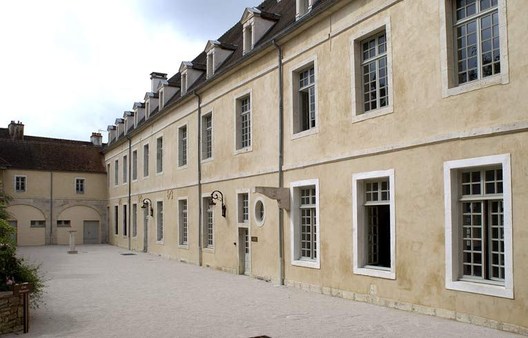 Cour dite des cuisines : élévation est de l'aile droite dite "le grand corps de logis". © Région Bourgogne-Franche-Comté, Inventaire du patrimoine