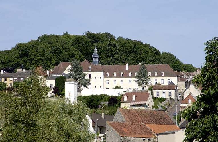 Vue d'ensemble des bâtiments qui encadrent la cour antérieure (prise depuis l'ouest). © Région Bourgogne-Franche-Comté, Inventaire du patrimoine