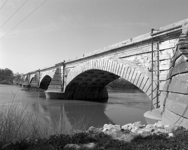 Vue d'ensemble rapprochée, en amont. © Région Bourgogne-Franche-Comté, Inventaire du patrimoine