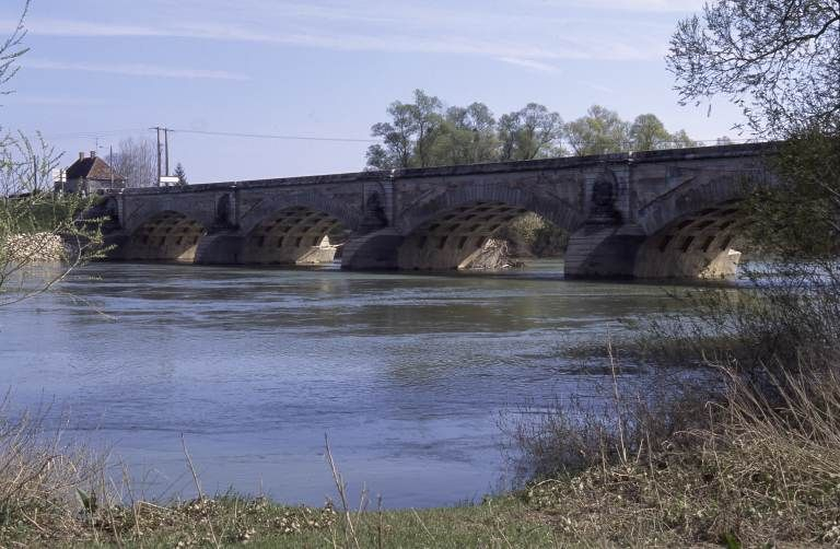 Vue d'ensemble de trois-quarts droit, en aval. © Région Bourgogne-Franche-Comté, Inventaire du patrimoine
