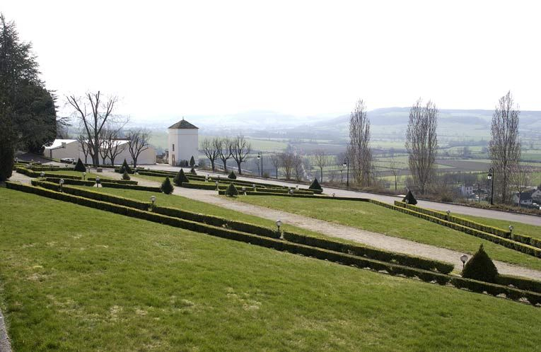 Jardin de l'esplanade Blondel et terrasse du pigeonnier. © Région Bourgogne-Franche-Comté, Inventaire du patrimoine