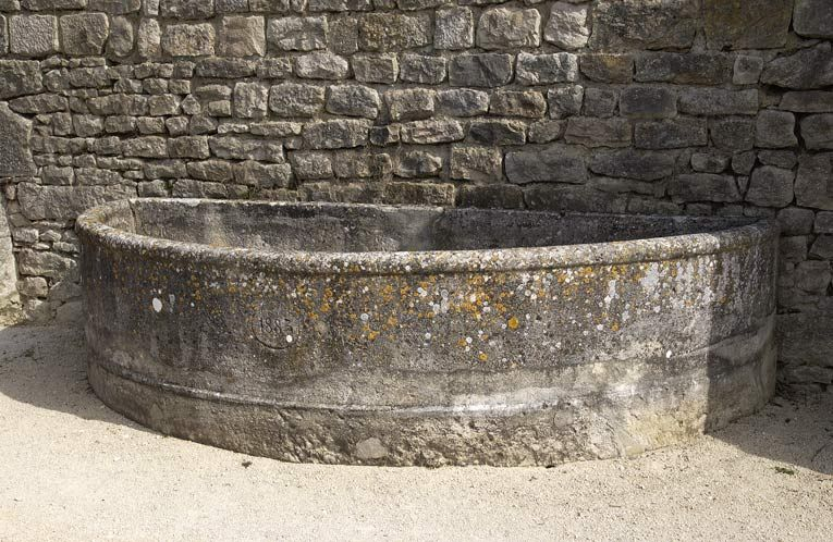 Bassin adossé au mur ouest des bâtiments qui fermaient la cour Saint-Louis à l'ouest. © Région Bourgogne-Franche-Comté, Inventaire du patrimoine
