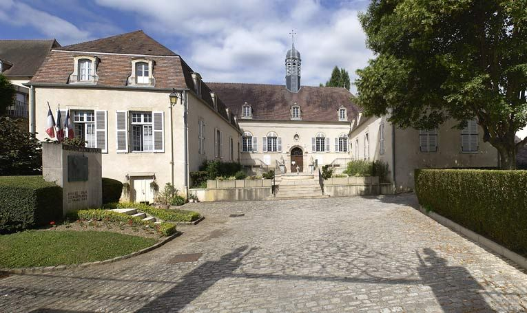 Façade principale depuis le portail. © Région Bourgogne-Franche-Comté, Inventaire du patrimoine