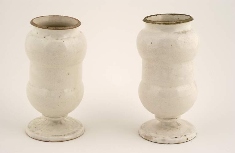 Vue d'ensemble des deux pots canon © Région Bourgogne-Franche-Comté, Inventaire du patrimoine