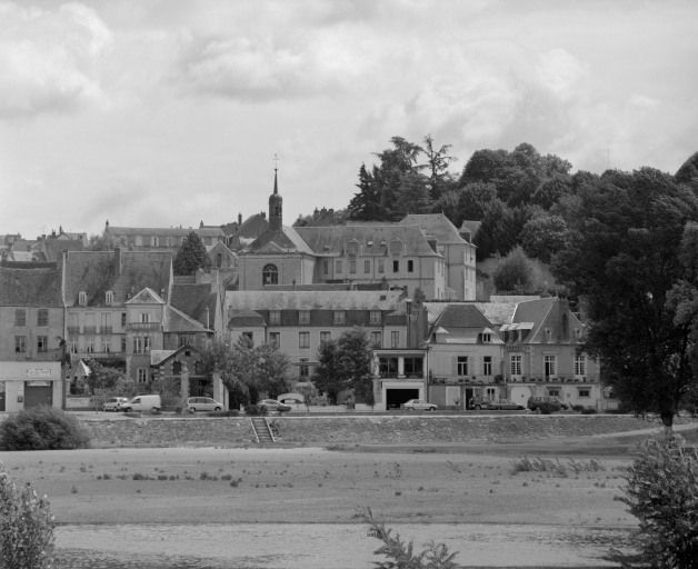 Vue d'ensemble, depuis le bord de la Loire. © Région Bourgogne-Franche-Comté, Inventaire du patrimoine