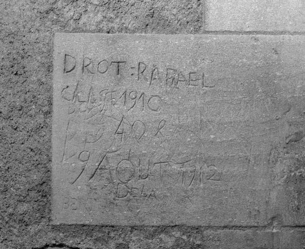 Graffitis sur l'aile militaire du bâtiment principal. © Région Bourgogne-Franche-Comté, Inventaire du patrimoine