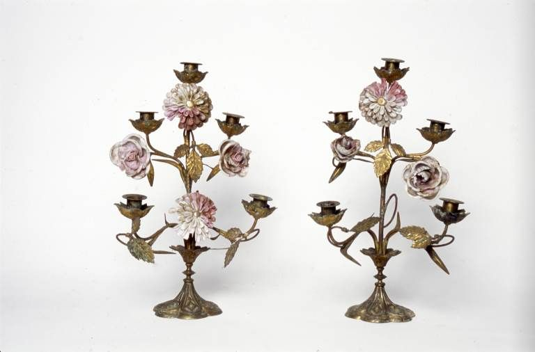 Chandeliers à décor de fleurs de porcelaine. © Région Bourgogne-Franche-Comté, Inventaire du patrimoine