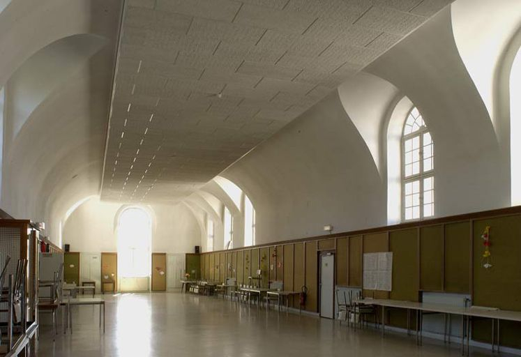 Aile droite : ancienne salle des femmes, salle Sainte-Marthe, vue d'ensemble depuis le mur droit. © Région Bourgogne-Franche-Comté, Inventaire du patrimoine