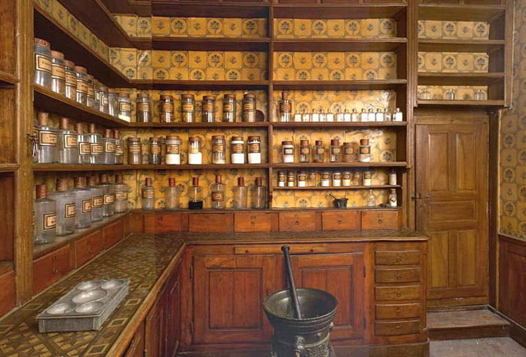 Ancien hôtel du gouverneur : pharmacie, vue d'ensemble. © Région Bourgogne-Franche-Comté, Inventaire du patrimoine