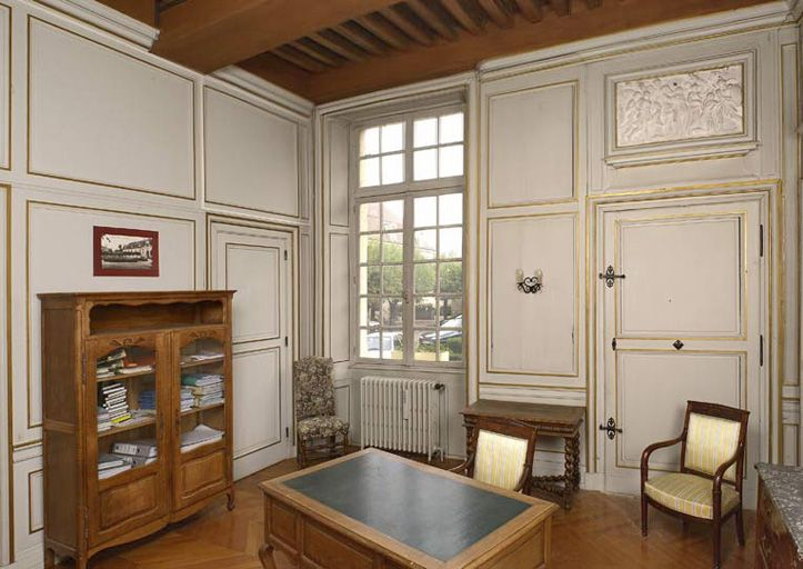 Ancien hôtel du gouverneur : pièce actuellement appelée bureau, vue d'ensemble depuis la porte de la chambre bleue. © Région Bourgogne-Franche-Comté, Inventaire du patrimoine