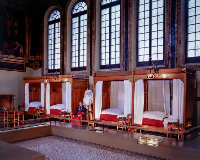 Salle Saint-Hugues : vue d'ensemble (fenêtres sur le couvent des cordeliers). © Région Bourgogne-Franche-Comté, Inventaire du patrimoine