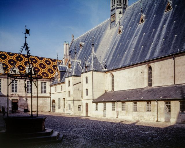 Grand corps de bâtiment (élévation sur cour) : vue partielle excluant la moitié postérieure de la grande chambre des Pauvres. © Région Bourgogne-Franche-Comté, Inventaire du patrimoine