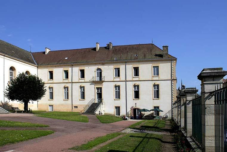 Aile droite, vue d'ensemble de la façade antérieure. © Région Bourgogne-Franche-Comté, Inventaire du patrimoine