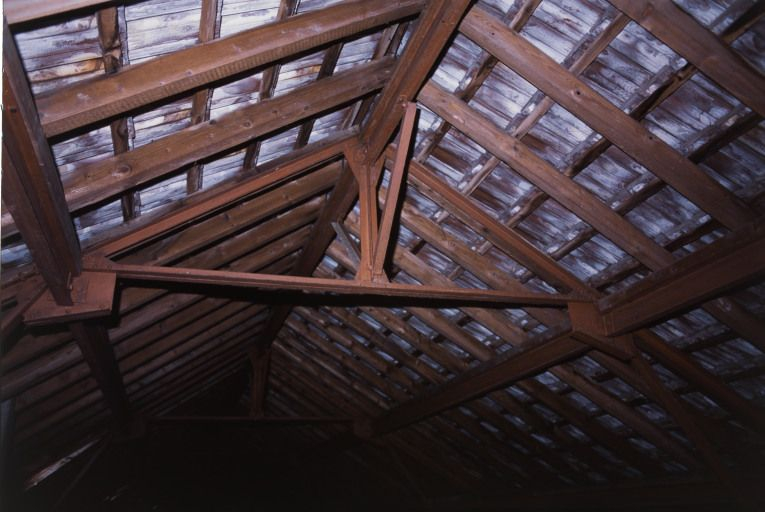 Combles : structure métallique et tuiles plates mécaniques de Saint-Romain. © Région Bourgogne-Franche-Comté, Inventaire du patrimoine