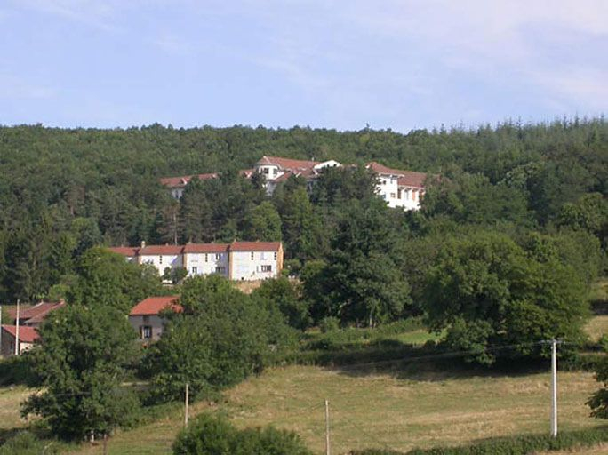 Vue générale du bâtiment dans la forêt. © Région Bourgogne-Franche-Comté, Inventaire du patrimoine