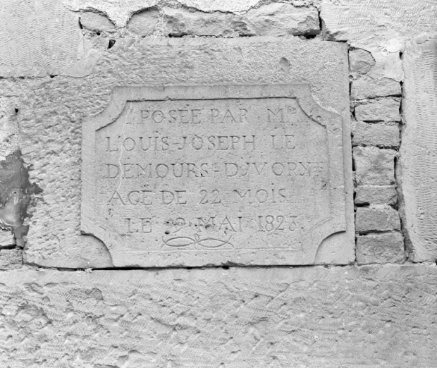 Plaque de fondation. Corps principal, façade antérieure. © Région Bourgogne-Franche-Comté, Inventaire du patrimoine