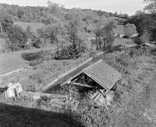 La retenue canalisée de la Coquille et le lavoir. Vue d'ensemble prise depuis le bâtiment gauche du moulin. © Région Bourgogne-Franche-Comté, Inventaire du patrimoine