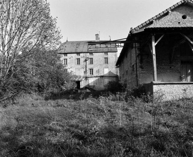 Le bâtiment principal et la porcherie. Vue prise de l'ouest. © Région Bourgogne-Franche-Comté, Inventaire du patrimoine