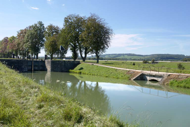 Embouchure de la prise d'eau dans le bief. © Région Bourgogne-Franche-Comté, Inventaire du patrimoine Embouchure de la prise d'eau dans le bief. © Région Bourgogne-Franche-Comté, Inventaire du patrimoine
