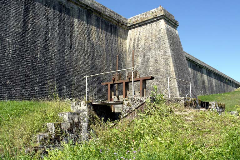Ouvrage hydraulique au départ de la rigole d'alimentation du canal. © Région Bourgogne-Franche-Comté, Inventaire du patrimoine