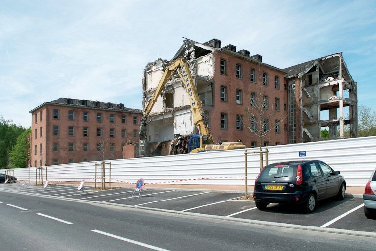 Bâtiment hospitalier en cours de démolition. © Région Bourgogne-Franche-Comté, Inventaire du patrimoine