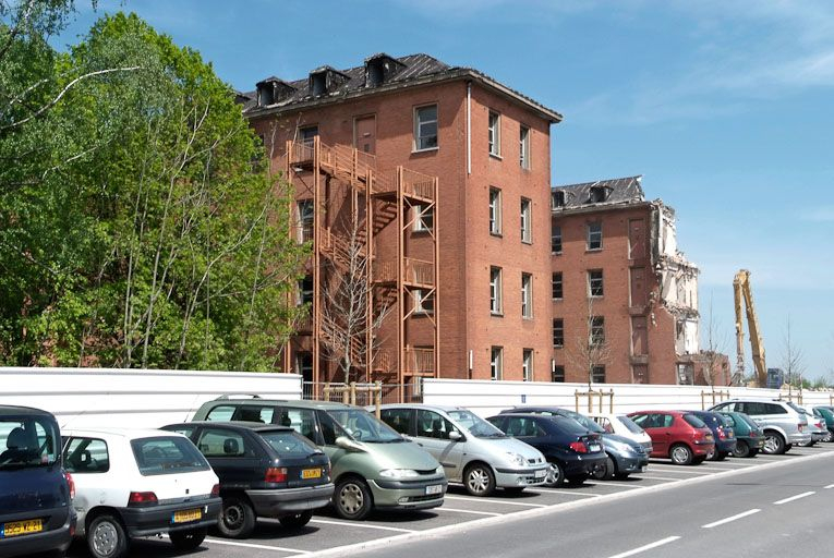Bâtiment hospitalier en cours de démolition. © Région Bourgogne-Franche-Comté, Inventaire du patrimoine